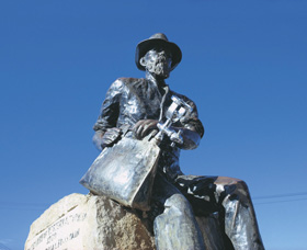 Paddy Hannans Statue - Accommodation Kalgoorlie