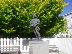 Alexander Cameron Statue - Wagga Wagga Accommodation