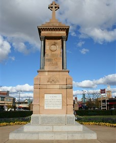 Warwick War Memorial And Gates - thumb 1