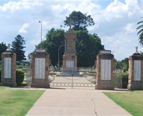 Warwick War Memorial and Gates - Accommodation Mt Buller