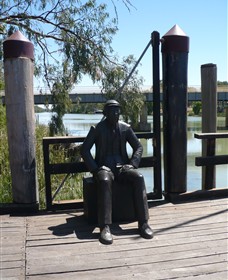 Captain John Egge Statue - Accommodation in Bendigo