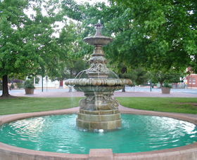 Royal Doulton Hankinson Memorial Fountain - thumb 0
