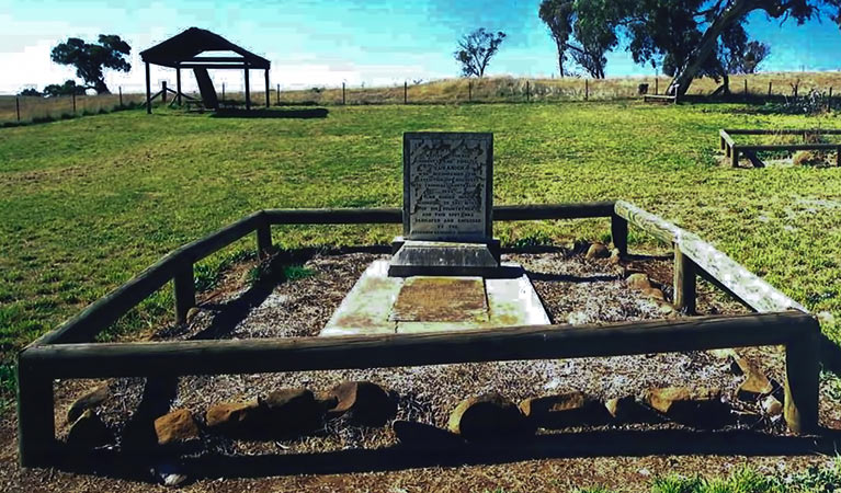 Yuranighs Aboriginal Grave Historic Site - thumb 0