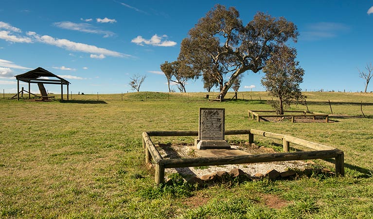 Yuranighs Aboriginal Grave Historic Site - thumb 1