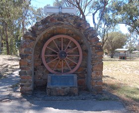 Jindera Pioneer Cairn - Attractions Melbourne