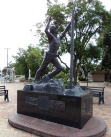 Miners Memorial Statue - Accommodation Mount Tamborine