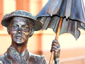 Mary Poppins Statue - thumb 1