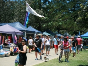 Burleigh Art and Craft Markets - Attractions