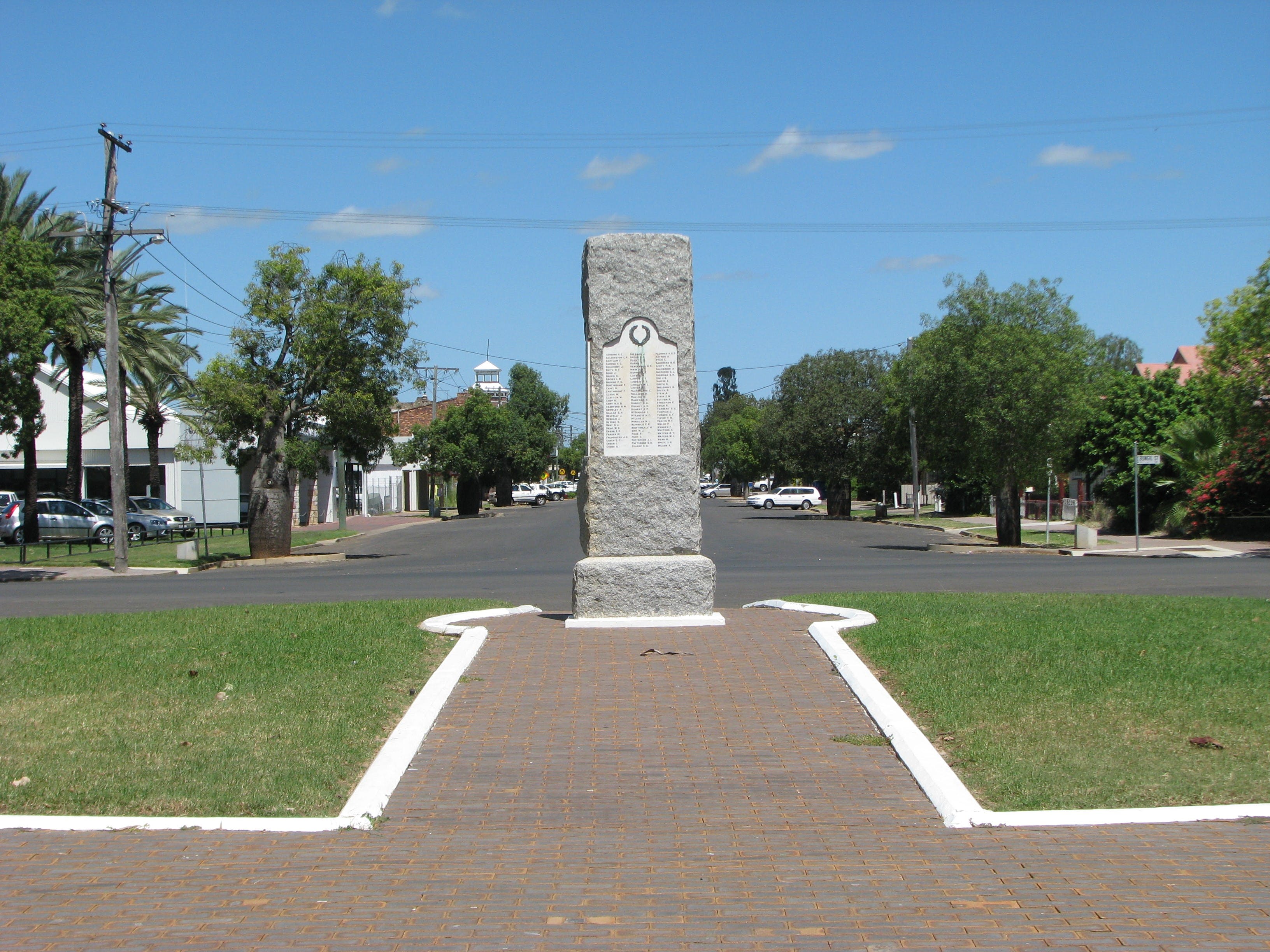 War Memorial and Heroes Avenue Roma - Carnarvon Accommodation