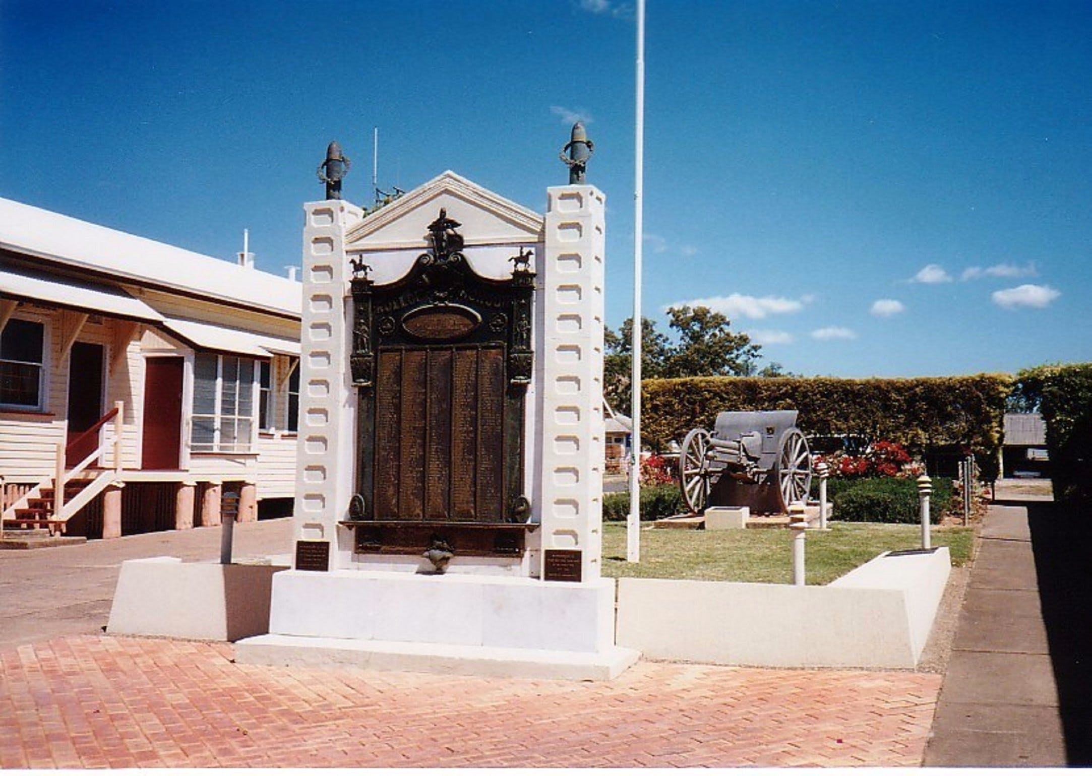 Gayndah War Memorial - Broome Tourism