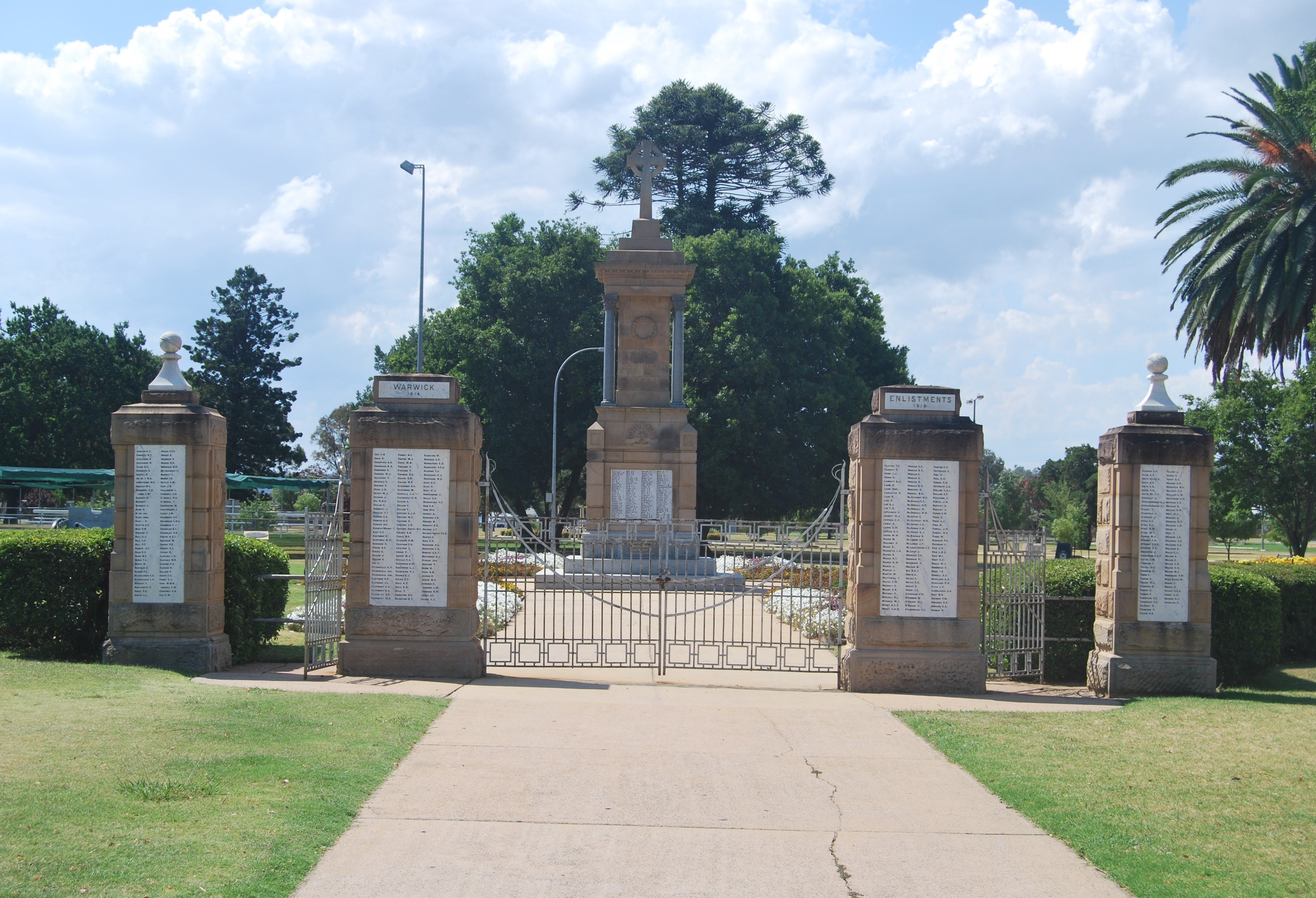 Warwick War Memorial And Gates - thumb 0