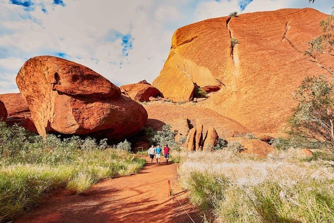 Explore Uluru: 7 Hours Guide Tour At Sunrise With Light Breakfast - thumb 2